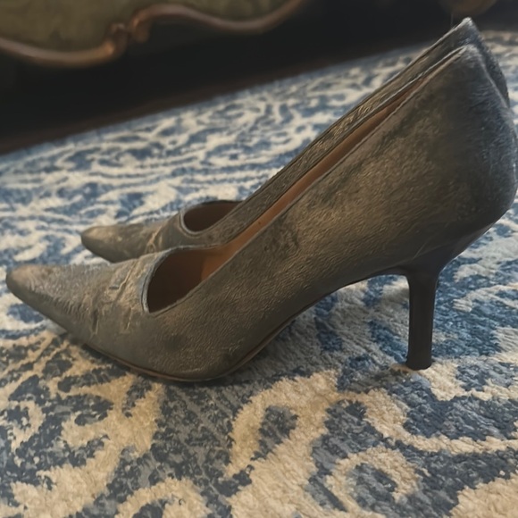 Gucci Gray Heels with Textured Design - Picture 2 of 3